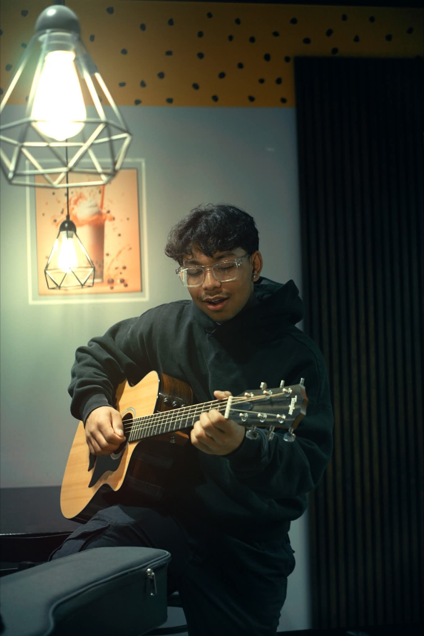 Josham Ramdam playing a guitar